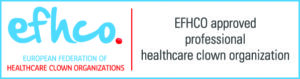 Logo der EFHCO (European Federation of Healthcare Clown Organizations), das die Anerkennung professioneller Gesundheitsclown-Organisationen zeigt.