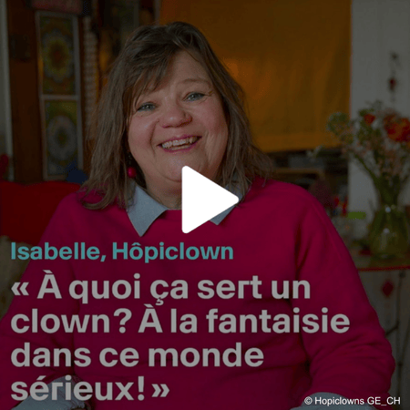 Eine lächelnde Frau, Isabelle von Hôpiclown, spricht über die Bedeutung von Clowns: 'Fantasie in dieser ernsten Welt' (französisch).