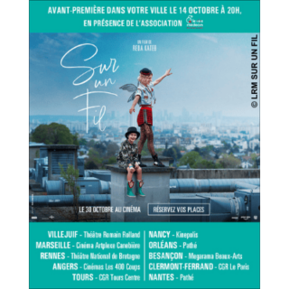 Plakat für den Film 'Sur un Fil' von Reda Kateb. Eine Clownfigur und ein Kind auf einem Dach vor einer Stadtlandschaft.